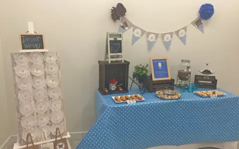 Mesa de dulces con temática de ositos, llena de mini magdalenas, galletas y otros bocadillos. ¡Una fiesta con botes de chuches caseros!
