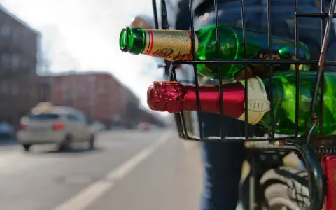 Flaschen im Fahrradkorb. Vorsicht: betrunken Fahrrad fahren Strafe!