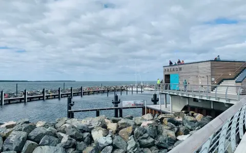 Der Prerow Hafen mit seinem modernen Gebäude und den Bootsstegen lädt zum Verweilen ein.