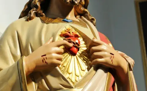 Statue des heiligen Herz Jesu mit Dornenkrone und Wundmalen an den Händen.
