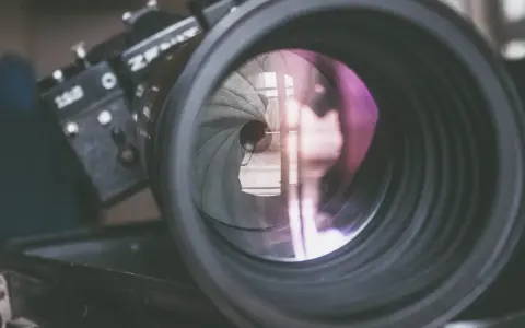 Widok przez obiektyw Zenita, gdzie wada układów optycznych uwidacznia się w postaci fioletowych refleksów i zniekształceń.