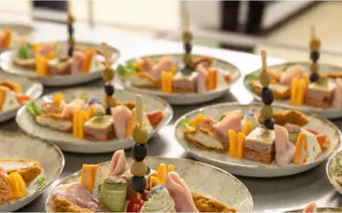 Catering na komunię 2026: Ceny, menu i jak nie przepłacić?