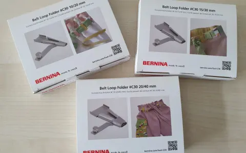 Trois boîtes Bernina présentent des guides pour faire un passant de ceinture en fil. Idéal pour des finitions professionnelles sur vos créations.