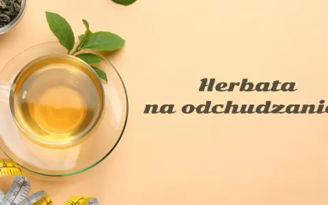 Zielona herbata na odchudzanie? Filiżanka naparu, liście i miarka krawiecka sugerują wsparcie w procesie redukcji wagi.