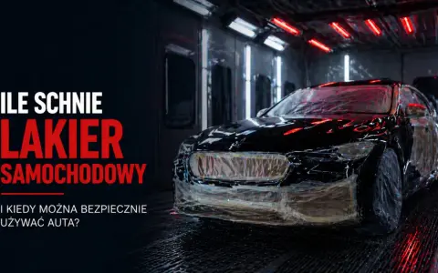 Czarny samochód w kabinie lakierniczej. Tekst: "Ile schnie lakier samochodowy i kiedy można bezpiecznie używać auta?".