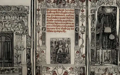 En illustration från Saxo Grammaticus verk, med en kung och riddare i centrum, omgiven av dekorativa element och text.