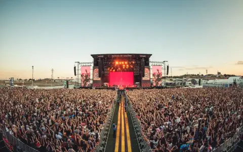Multitud en un concierto masivo en la Región de Madrid, uno de los grandes festivales metal España.