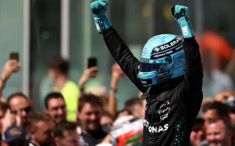 Jubel nach der F1 Qualifying Kanada. Fahrer mit blauem Helm und Handschuhen feiert mit erhobenen Fäusten.