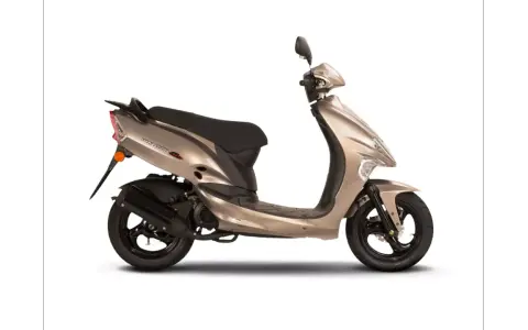 Złoty skuter Kymco Vitality 50 2T na białym tle. Elegancki, miejski pojazd gotowy na przygody.