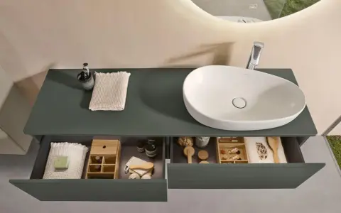 Was braucht man im Badezimmer? Ein Waschbecken, Seife, Bürsten und Kosmetik sind ordentlich in den Schubladen verstaut.