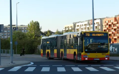 Autobus 710 z napisem "OS. KABATY" na wyświetlaczu, gotowy do odjazdu. Sprawdź autobus 710 rozkład jazdy.