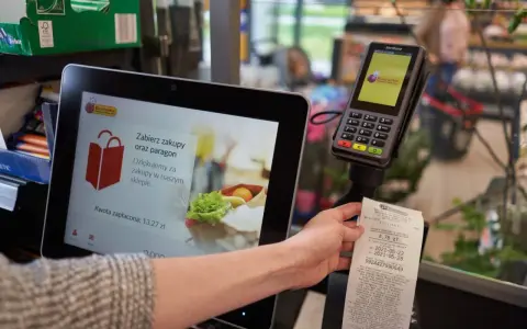 Ile można zarobić na kasie w supermarkecie? Zaskakujące różnice w pensjach