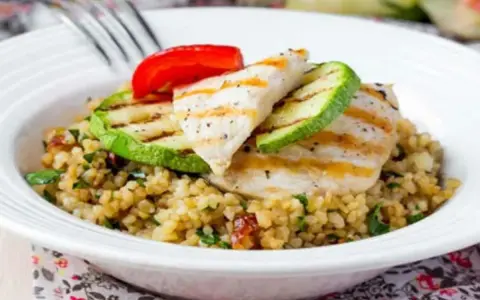 Sabrosa quinoa con pollo a la parrilla, calabacín y pimiento rojo. ¡Perfecto para tus recetas con quinoa y pollo!