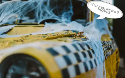 Ein verlassenes Taxi, umhüllt von Spinnweben, scheint eine lange, unheimliche **Taxi Fernfahrt** anzudeuten. "Kurzstrecke? NöNö" steht in einer Sprechblase.