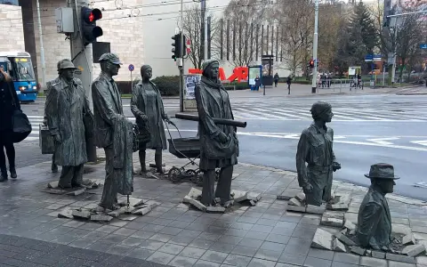 Słynne pomniki w Polsce: grupa postaci wychodząca z chodnika, symbolizująca przejście przez czas.