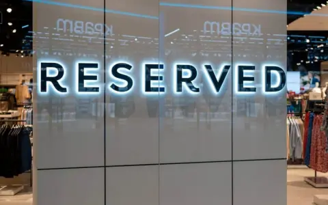Promocje Reserved: Do kiedy? Kalendarz wyprzedaży i triki!