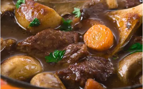 Un plat mijoté de bœuf, carottes et pommes de terre, parfait pour accompagner quel vin pour boeuf bourguignon.