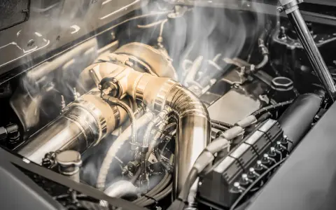 Surchauffe moteur : causes, symptômes et comment réagir vite