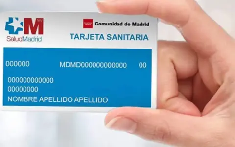 Tarjeta sanitaria de la Comunidad de Madrid donde aparece el número de la seguridad social y datos del titular.