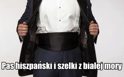 Elegancki smoking z pasem hiszpańskim i białymi szelkami.