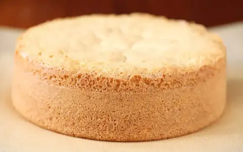 Idealny biszkopt z 4 jaj z mąką ziemniaczaną, puszysty i lekki. Idealny do tortów i deserów.