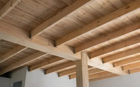 Widok na solidny dębowy strop z widocznymi belkami i deskami. Konstrukcja tworzy naturalny, ciepły klimat.