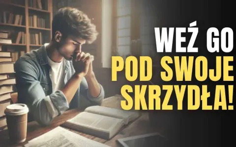 Młody człowiek w skupieniu modli się nad książkami. To modlitwa za maturzystów, by z Bożą pomocą zdali egzaminy.