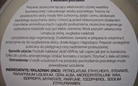 Wazelina kosmetyczna z woskiem pszczelim. Składnik: petrolatum. Tworzy film ochronny, nawilża i regeneruje skórę.