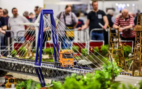 Miniatur-LKW überquert eine Hängebrücke, Teil einer beeindruckenden Anlage für das Dortmund Modellbau.