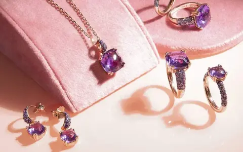 Gioielli con pietra viola, simbolo di serenità e spiritualità. Collana, orecchini e anelli in oro rosa con ametista.