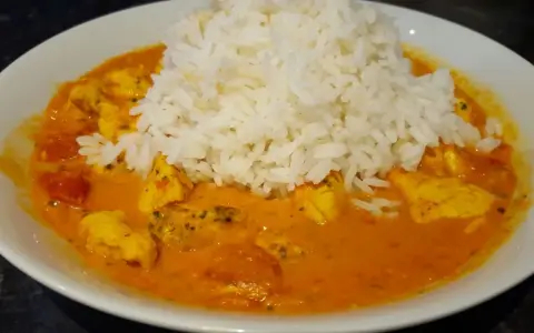 Kurczak curry z ryżem: przepis na sypki ryż i kremowy sos
