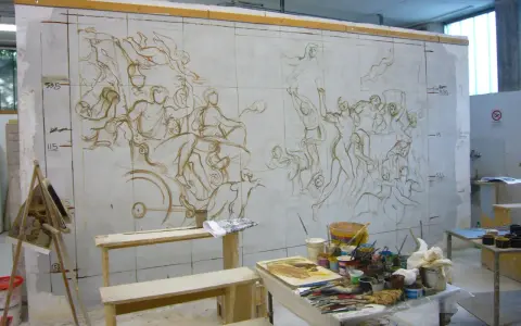 Bozzetto del "Trionfo di Bacco e Arianna" su un muro, con schizzi di figure e strumenti da pittura sparsi.
