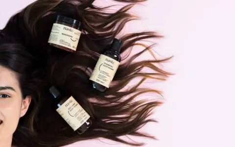 Capelli scuri e luminosi con prodotti Naste: maschera, shampoo e balsamo. Scopri la differenza tra balsamo e maschera per una chioma perfetta.