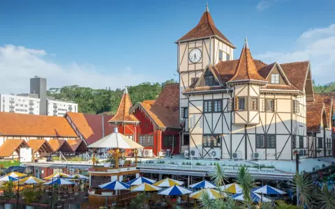 Fachwerkhäuser mit Türmchen und einem Uhrenturm in Blumenau, Brasilien, laden zum Verweilen ein.