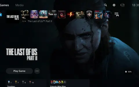 La pantalla de inicio de PS5 muestra The Last of Us Part II. La pregunta es: cuanto dura The Last of Us 2, y la respuesta es que este jugador ha invertido 137 horas.