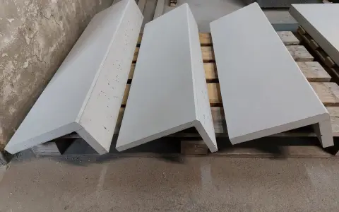 Gotowe elementy wykładziny na schody betonowe, ułożone na paletach. Nowoczesne i trwałe rozwiązanie.