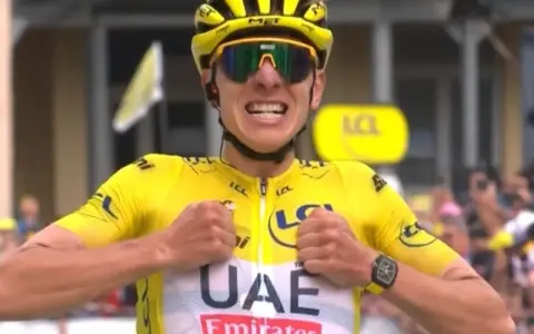 Jubelnder Radfahrer im Gelben Trikot, bereit für die Tour de France 2026.