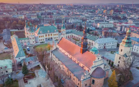 Kielce co zwiedzić? Bazylika katedralna i Pałac Biskupów Krakowskich o zachodzie słońca. Wspaniałe zabytki miasta.