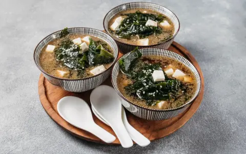 Trzy miseczki z zupą miso, wodorostami i tofu. Idealne na rozgrzewkę.