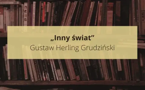 Na tle regału z książkami widnieje napis „Inny świat” Gustawa Herlinga-Grudzińskiego. To streszczenie jego przejmującej opowieści o życiu w łagrze.