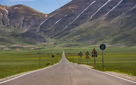 Strade da moto perfette per un viaggio panoramico tra montagne verdi e campi fioriti. Un invito a esplorare paesaggi mozzafiato.