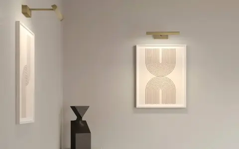 Nowoczesna lampa galeryjka podkreśla abstrakcyjne obrazy i rzeźbę w minimalistycznym wnętrzu.