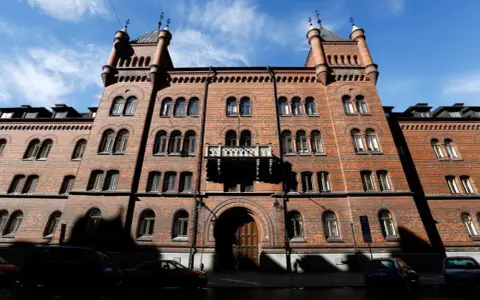 Imponerande tegelbyggnad med torn, kanske där var prinsessan Madeleine bor.