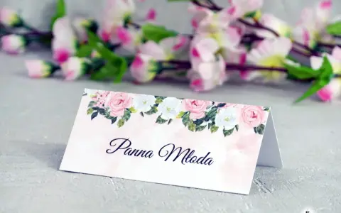 Eleganckie winietki na stół weselny z motywem różowych i białych róż. Idealne do oznaczenia miejsca Panny Młodej.