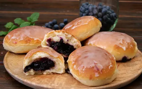 Pyszne jagodzianki z lukrem, idealne na deser. Ten przepis na jagodzianki zachwyci każdego!
