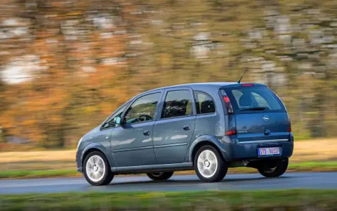 Blauer Opel Meriva A fährt durch eine herbstliche Landschaft. Bekannte Opel Meriva A Schwachstellen sind hier nicht sichtbar.
