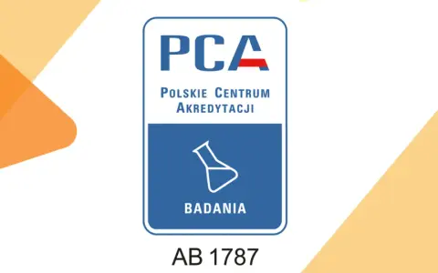 Logo PCA z napisem "Polskie Centrum Akredytacji" i symbolem kolby. Informacja o tym, ile kosztuje akredytacja laboratorium, jest kluczowa dla firm.