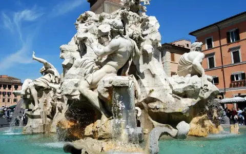 Fontana dei Quattro Fiumi a Piazza Navona, un capolavoro barocco. Curiosità: il fiume Nilo copre gli occhi per non vedere la chiesa di Borromini.