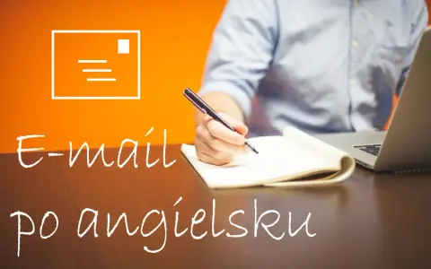 Uczysz się pisać e-maile po angielsku? Na zdjęciu osoba pisze w notatniku, obok laptop.