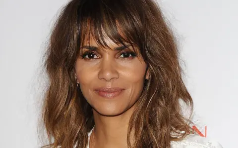Halle Berry luce un corte shaggy pelo liso con capas que enmarcan su rostro, resaltando su mirada intensa.